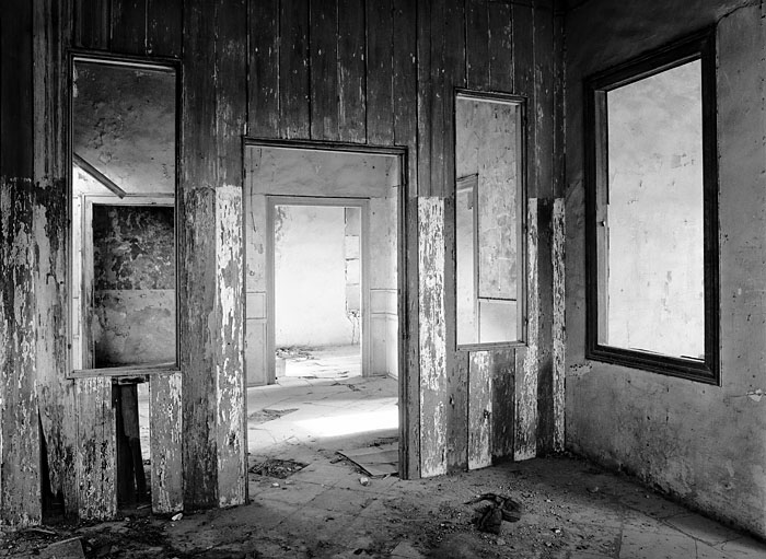 &copy; Thodoris Tzalavras - Nicosia in Dark and White